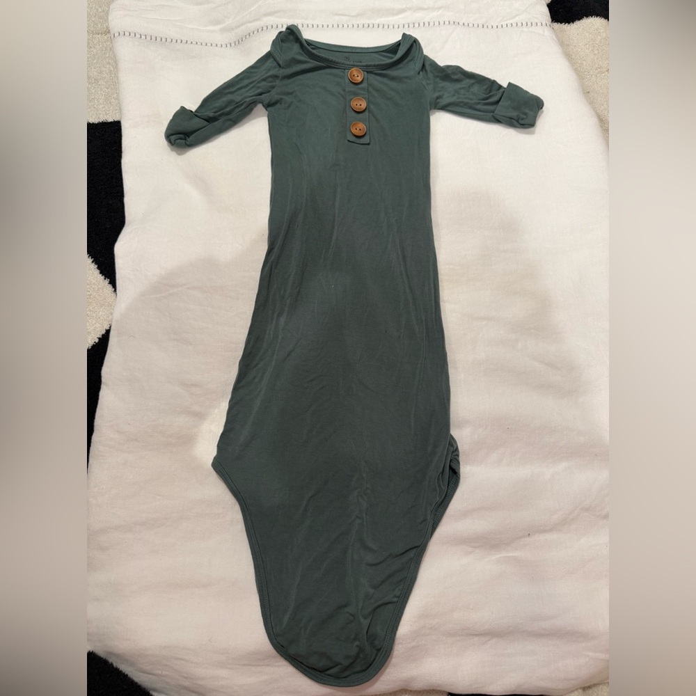 Caden lane knotted gown Emerald Bamboo 0-3 months Like New without Tags - Picture 2 of 5